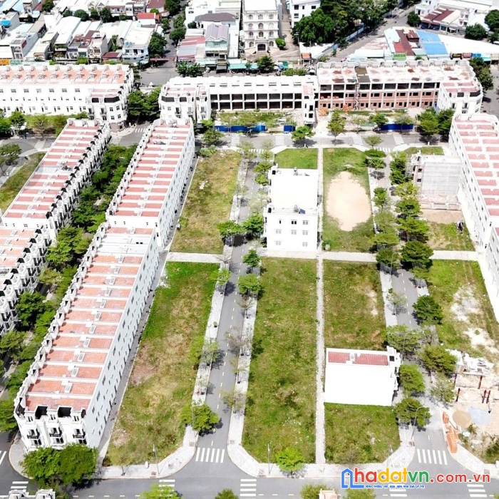 Bán đất ngay chợ thông dụng, đường 12m, hạ tầng đẹp, sổ hồng riêng
