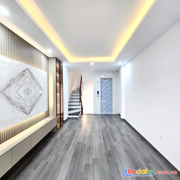 Tây hồ- lạc long quân-gần chợ bưởi- nhà đẹp 6 tầng hiện đại- thang máy xịn xò-8.6 tỷ