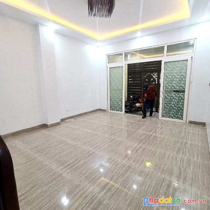 Hiếm – lạc long quân- ô tô- 5 tầng- 50m sổ vuông mặt tiền 4.5m- 9 tỷ