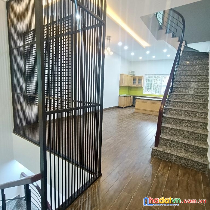 Hiếm – lạc long quân- ô tô- 5 tầng- 50m sổ vuông mặt tiền 4.5m- 9 tỷ