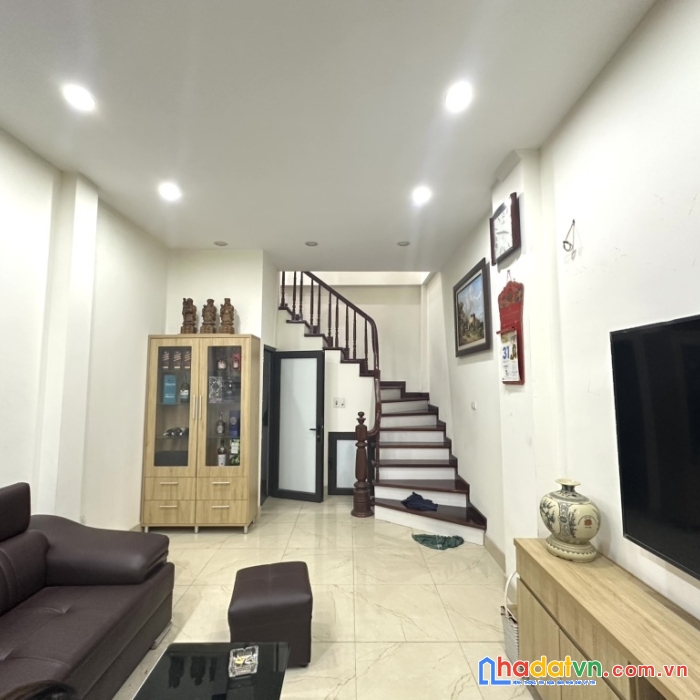 Tây hồ- an dương vương- lạc long quân- 5 tầng 5 pn rộng đẹp- ở ngay- 40m- 6 tỷ