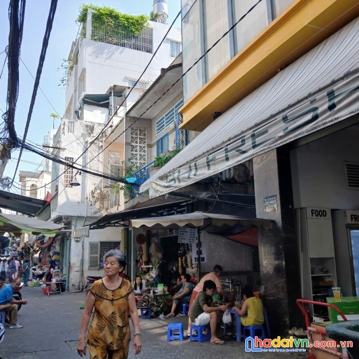 Bán nhà ngay chợ - hẻm 139 trần đình xu quận 1 cách trần hưng đạo 80m