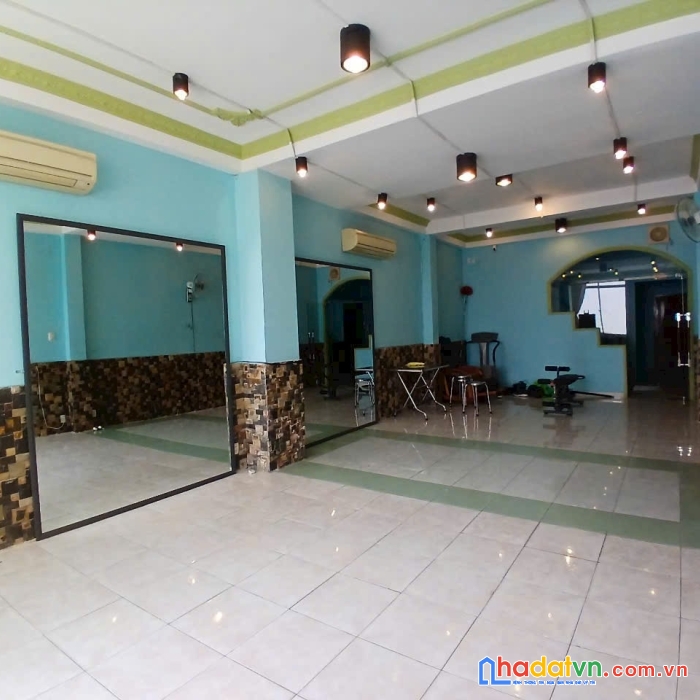 Cho thuê nhà mặt tiền 95 đề thám quận 1, nhà 3 lầu, 5pn 5wc ngay khu chợ giá thương lượng 