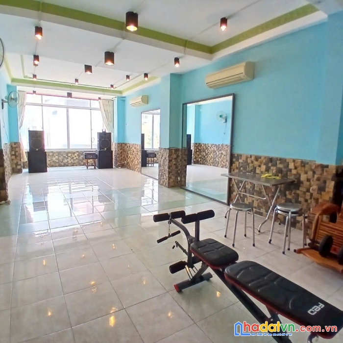Cho thuê nhà mặt tiền 95 đề thám quận 1, nhà 3 lầu, 5pn 5wc ngay khu chợ giá thương lượng 