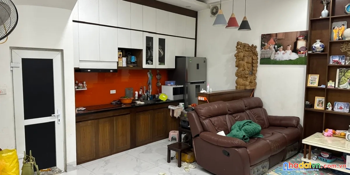 Nhà 4 tầng x 43m2 bằng liệt, mặt tiền 5m, giá 6 tỷ, ngay hồ linh đàm