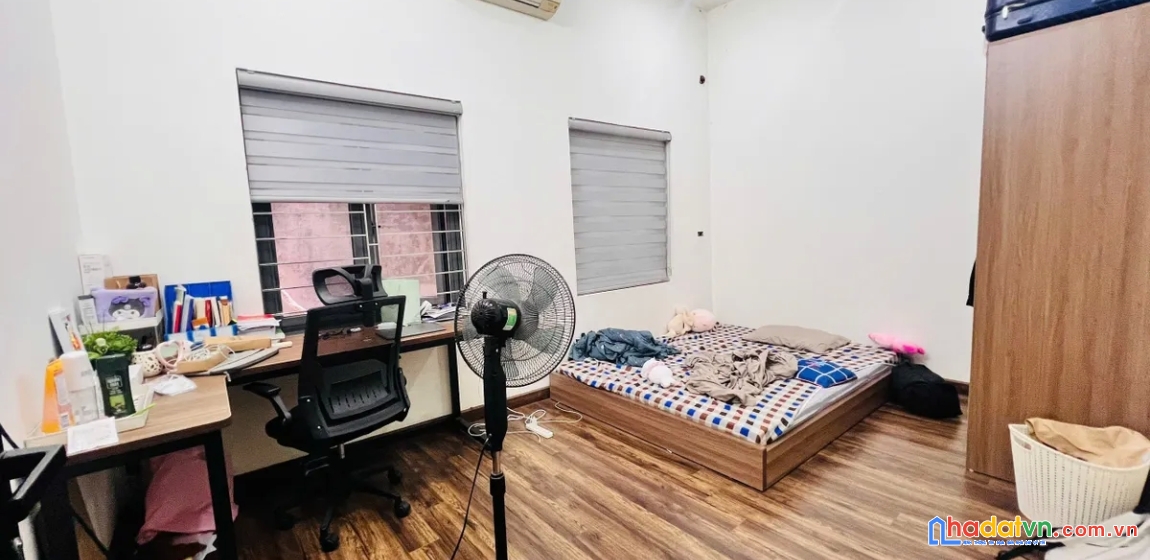 Bán nhà trần quốc hoàn. cầu giấy. ô tô. vỉa hè. dt 54m2. mt 5m. 4 tầng. giá 21,5 tỷ.