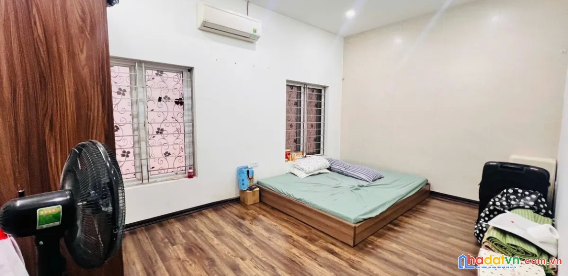 Bán nhà trần quốc hoàn. cầu giấy. ô tô. vỉa hè. dt 54m2. mt 5m. 4 tầng. giá 21,5 tỷ.