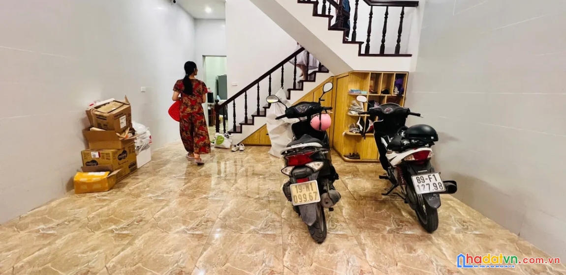 Bán nhà trần quốc hoàn. cầu giấy. ô tô. vỉa hè. dt 54m2. mt 5m. 4 tầng. giá 21,5 tỷ.