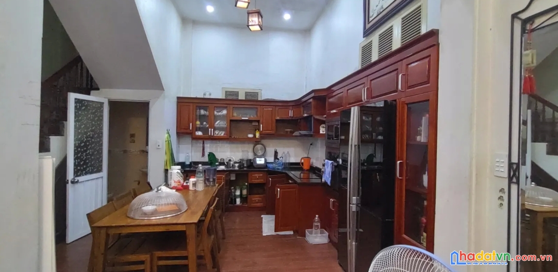 Bán nhà đường láng. đống đa. dt 100m2. mt 4,9m. 3 tầng. giá 15,7 tỷ.