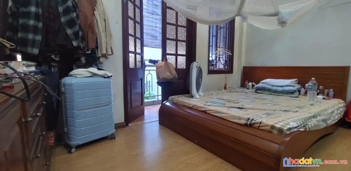 Bán nhà đường láng. đống đa. dt 100m2. mt 4,9m. 3 tầng. giá 15,7 tỷ.