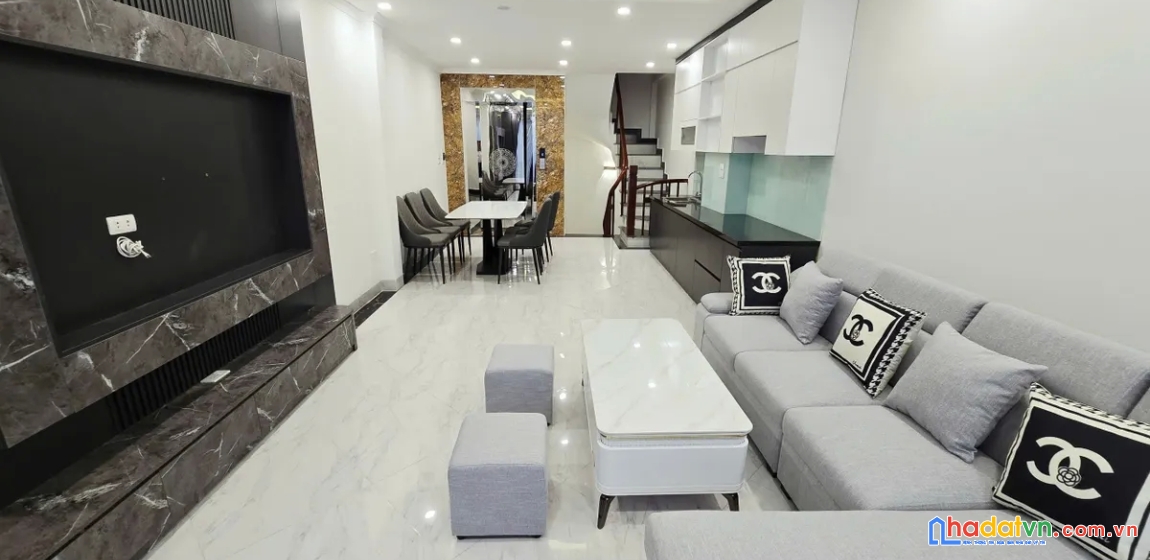 Bán nhà nguyễn văn linh. long biên. 6 tầng thang máy. ô tô. dt 45m2. mt 4m. giá 10.5 tỷ.