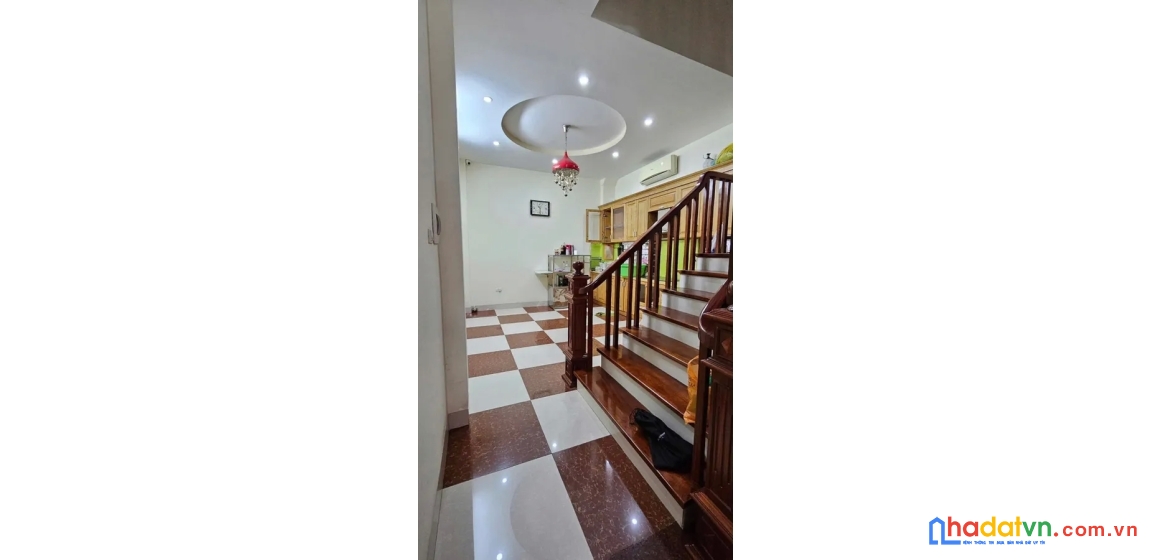 Bán nhà trần quốc hoàn. cầu giấy. lô góc. ô tô. dt 42m2. mt 3,8m. 5 tầng. giá 21,4 tỷ.