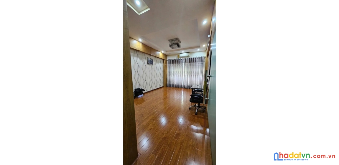 Bán nhà trần quốc hoàn. cầu giấy. lô góc. ô tô. dt 42m2. mt 3,8m. 5 tầng. giá 21,4 tỷ.