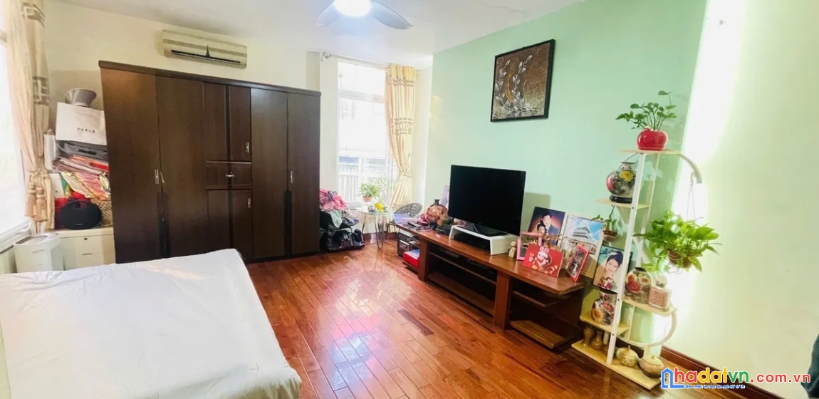 Bán nhà thông phong. đống đa. lô góc. ô tô. dt 52m2. mt 5,7m. 5 tầng. giá 32,3 tỷ.