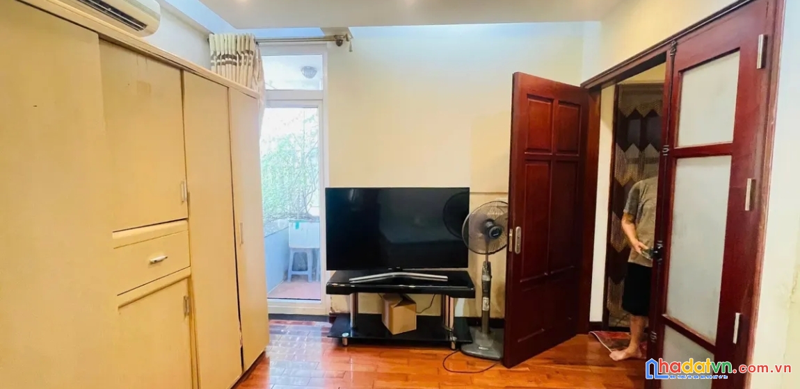 Bán nhà thông phong. đống đa. lô góc. ô tô. dt 52m2. mt 5,7m. 5 tầng. giá 32,3 tỷ.