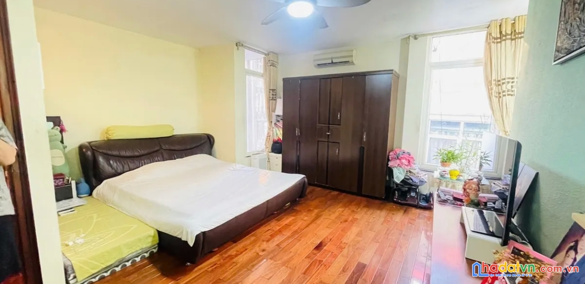 Bán nhà thông phong. đống đa. lô góc. ô tô. dt 52m2. mt 5,7m. 5 tầng. giá 32,3 tỷ.
