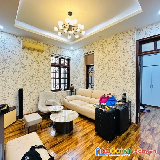 Bán nhà quán thánh. ba đình. dt 131m2. mt 6,8m. 4 tầng. giá 34.5 tỷ.