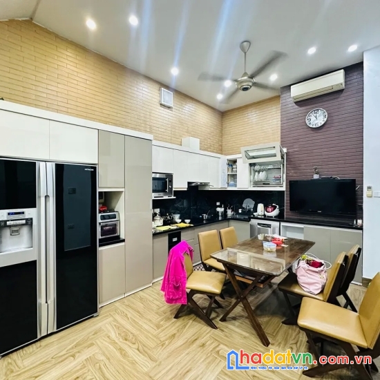 Bán nhà quán thánh. ba đình. dt 131m2. mt 6,8m. 4 tầng. giá 34.5 tỷ.