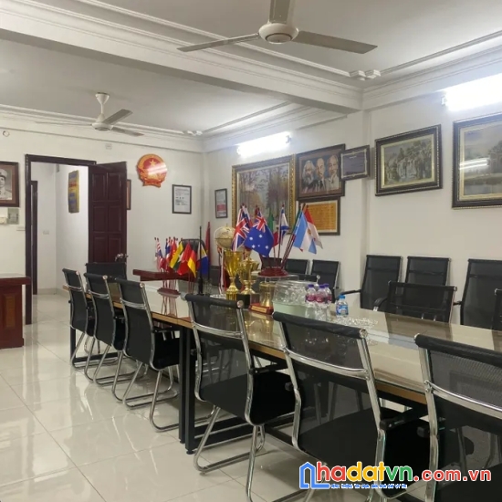 Bán nhà hoàng cầu. đống đa. 6 tầng thang máy. ô tô. vỉa hè. dt 80m2. mt 5m.  giá 43,8 tỷ.