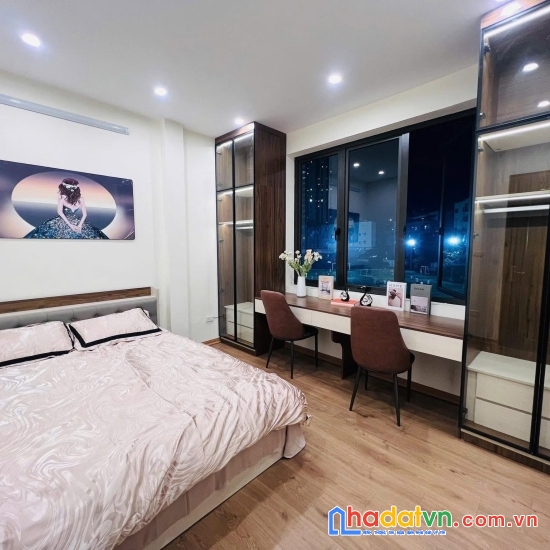 Nhà phân lô chuẩn-ô tô tránh - kinh doanh - view sân bóng - 2 thoáng vĩnh viễn 