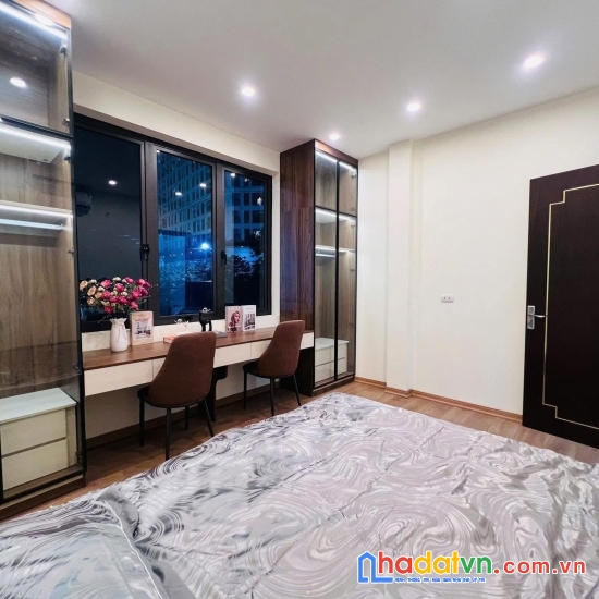 Nhà phân lô chuẩn-ô tô tránh - kinh doanh - view sân bóng - 2 thoáng vĩnh viễn 