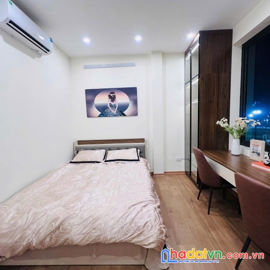 Nhà phân lô chuẩn-ô tô tránh - kinh doanh - view sân bóng - 2 thoáng vĩnh viễn 