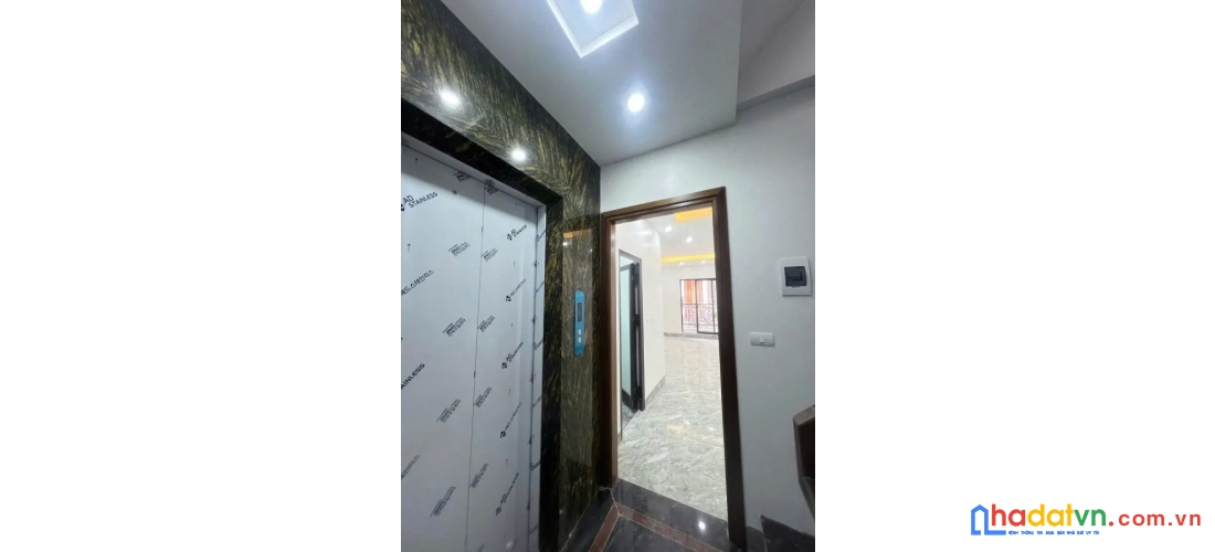 Bán nhà nguyễn đình hoàn. cầu giấy. 6 tầng thang máy. ô tô. dt 45m2. mt 4.3m. giá 18.5 tỷ.