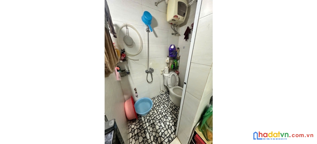 Bán căn hộ tập thể tầng 1 ở chợ 8/3