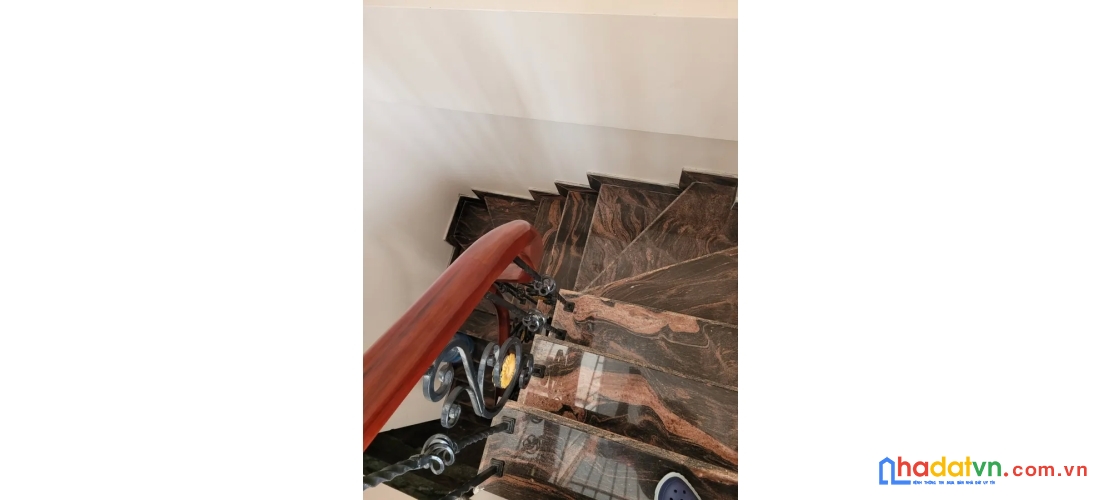 Nhà mặt phố 1 mặt ngõ đê la thành. đống đa. thang máy. ô tô. vỉa hè. dt 79m2. giá 32,3 tỷ.