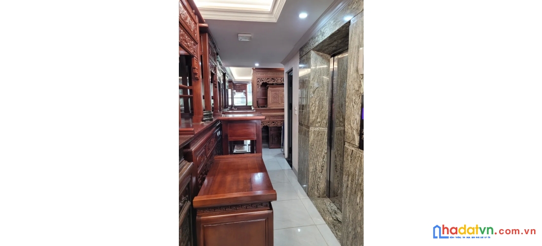 Nhà mặt phố 1 mặt ngõ đê la thành. đống đa. thang máy. ô tô. vỉa hè. dt 79m2. giá 32,3 tỷ.