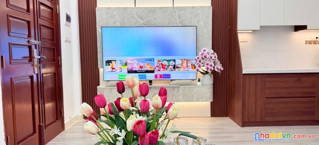Bán nhà võ chí công. cầu giấy. dt 30m2. mt 5.5m. 5 tầng. giá 8.2 tỷ