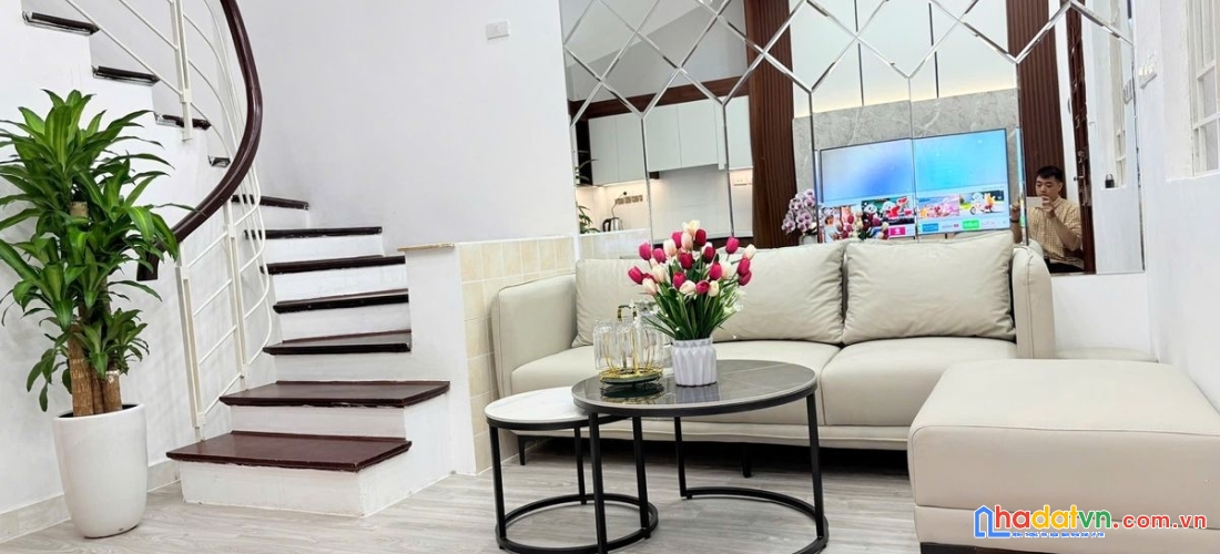 Bán nhà võ chí công. cầu giấy. dt 30m2. mt 5.5m. 5 tầng. giá 8.2 tỷ