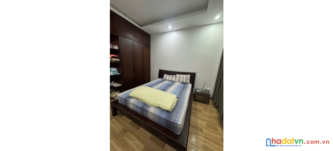 Bán nhà hào nam. đống đa. dt 34m2. mt 4.2m. 4 tầng. giá 8.8 tỷ.