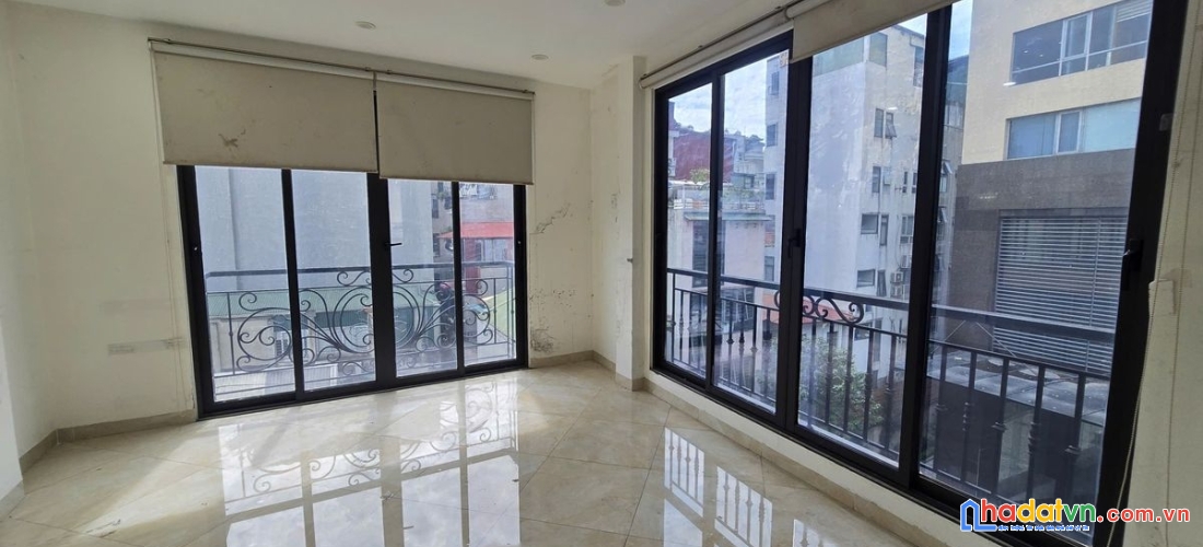 Bán nhà mặt phố láng hạ. đống đa. thang máy. lô góc. ô tô. vỉa hè. dt 35m2. giá 20.4 tỷ.