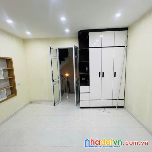 Bán nhà quốc tử giám. đống đa. thang máy. lô góc. ô tô. dt 41m2. mt 4m. giá 14.9 tỷ