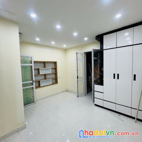Bán nhà quốc tử giám. đống đa. thang máy. lô góc. ô tô. dt 41m2. mt 4m. giá 14.9 tỷ