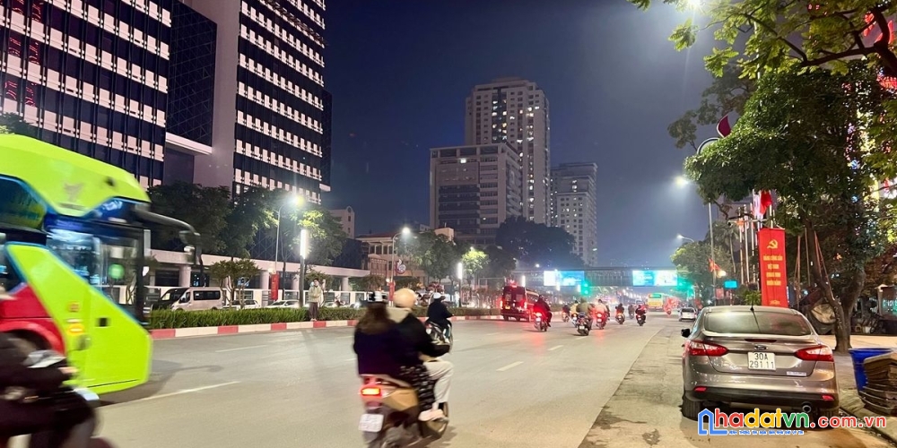 Bán nhà mặt phố nguyễn chí thanh. đống đa. thang máy. ô tô. vỉa hè. dt 112m2. giá 67.5 tỷ