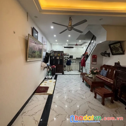 Bán nhà nguyễn đình hoàn. cầu giấy. dt 64m2. mt 4.5m. 3 tầng. giá 10.9 tỷ