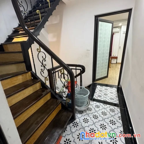 Bán nhà nguyễn đình hoàn. cầu giấy. dt 64m2. mt 4.5m. 3 tầng. giá 10.9 tỷ