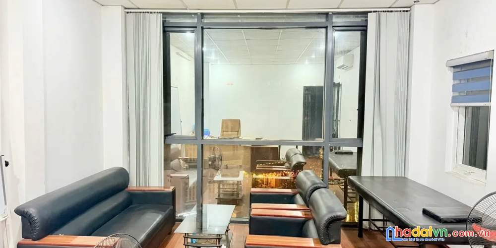 Bán nhà 1 mặt phố, 1 mặt ngõ trung kính. cầu giấy. ô tô. vỉa hè. dt 133m2. giá 65,5 tỷ.