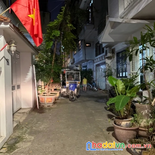 Bán nhà hào nam. đống đa. dt 58m2. mt 6.8m. 5 tầng. giá 13.7 tỷ