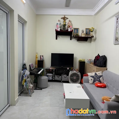 Bán nhà hào nam. đống đa. dt 58m2. mt 6.8m. 5 tầng. giá 13.7 tỷ