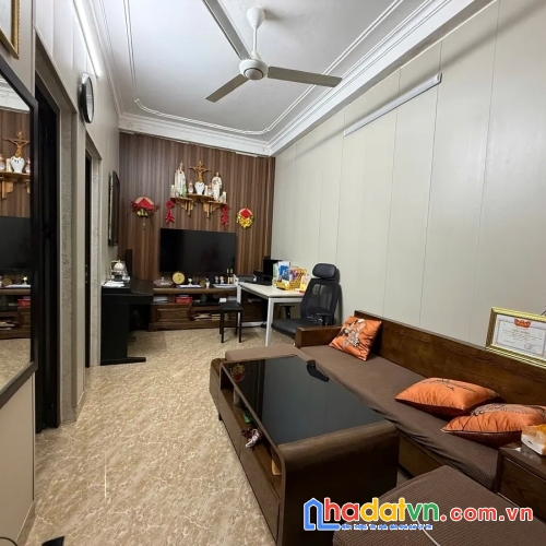 Bán nhà hào nam. đống đa. dt 58m2. mt 6.8m. 5 tầng. giá 13.7 tỷ