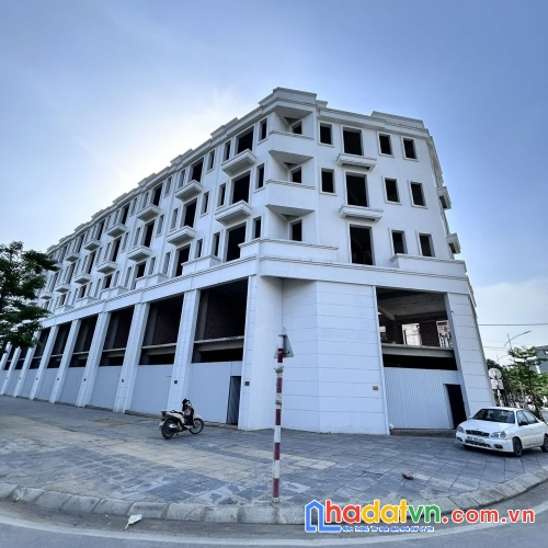 Cho thuê nhà nguyên căn,mbkd 180m2 6 tầng 1 tum trung tâm trâu quỳ/gia lâm,3 mặt tiền đường