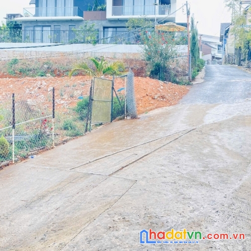 Bán căn nhà kinh doanh mới xây xong, gần làng hoa vạn thành, f5, đà lạt