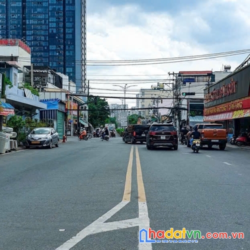 Bán nhà mt đường phú thuận , q7. dt 18x10m 1 lầu . hiện tại xây 4 căn , vị trí vàng kdbb.
