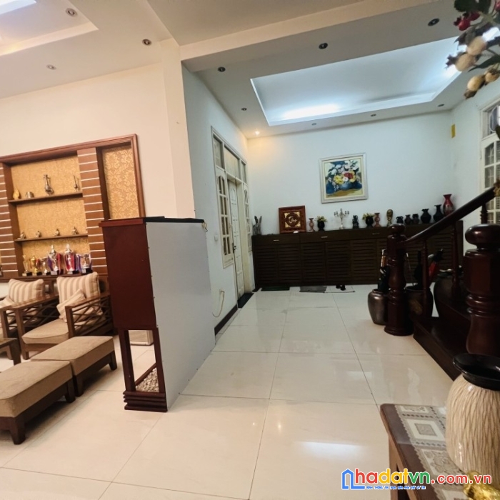 Trần quốc hoàn, dt 80m x 4 tầng, mặt tiền 7m, gara ôtô, 18 tỷ mốt

