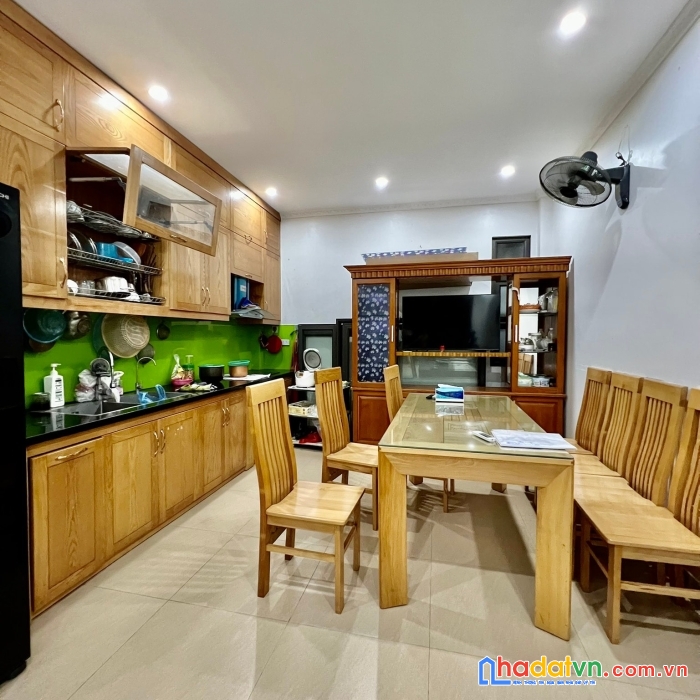 Gia đình cần bán nhà võ chí công, đẹp ở ngay, 3 thoáng, sát phố, 39m, 5 tầng, chỉ 4.76 tỷ.