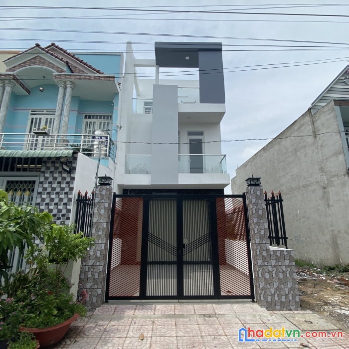 Bán nhà nhà phố 1 trệt 1 lầu 1 tum, diện tích rộng rãi gần trường tiểu học lê văn lương, đường xe