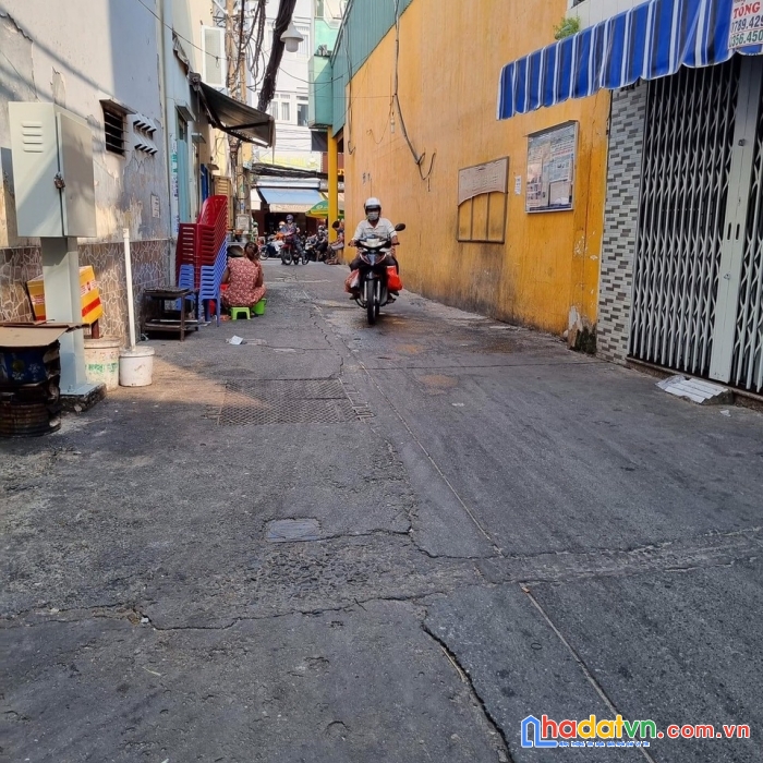 Nhà quận 4, chỉ 1 tỷ , cách mặt tiền tôn đản 30m